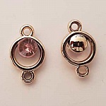 Pendentif en plastique et strass acrylique rond entre deux N°03 rose