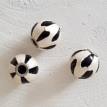 Perle ronde en cuir N°04 Blanc nacré