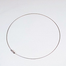   Apprêt bijou: Collier câble en métal et fermoir à visser.