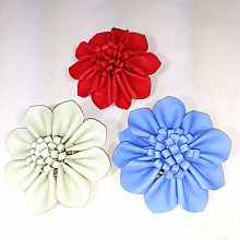 Broche fleur en cuir, coloris au choix: rouge ou bleu