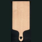 Planche &agrave; d&eacute;couper motif coeur cadeau saint valentin, bois de hetre massif