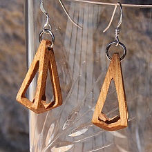 boucle d'oreille pyramide evidée bijou ethique en bois ciré, nature, fait main
