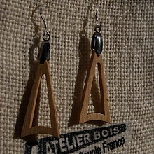 boucle d'oreille triangle en bois de merisier bijoux éthique en bois, bijou nature ciré, fait main