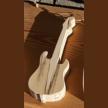 Guitare electrique 15 cm en bois de bouleau a suspendre dans le sapin