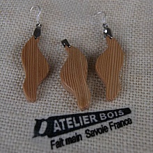 Parure vague en bois de meleze, boucles et pendentif fait main