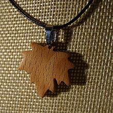 pendentif bois feuille d'érable en bois ciré bijou éthique, fait main