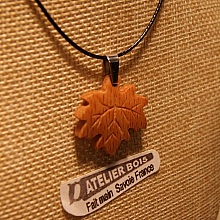 pendentif feuille d'érable en bois nervuré ciré bijou éthique, fait main, noce d erable 58 ans de mariage