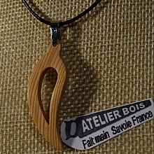 pendentif plume ou feuille evidée galbée en bois de meleze ciré bijou ethique nature fait main