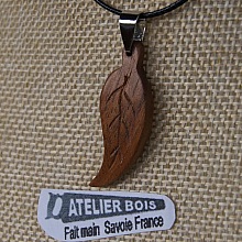 pendentif feuille bois de noyer ciré bijou ethique en bois massif, bijou nature fait main, avec nervures