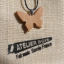 pendentif papillon en bois bijoux bois et nature, fait main