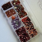 Boite de perles en mélange ambre/pêche/orange/rouge - 360 gr