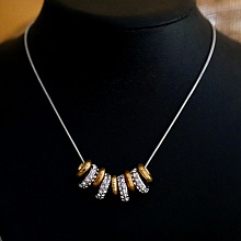 Collier aux anneaux argentées et dorés
