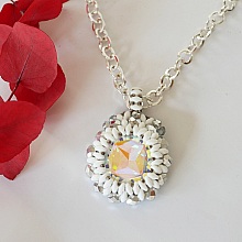 Pendentif  médaillon Super Duo blanc sur chaîne argentée
