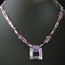 Notice collier Tila Carré violet