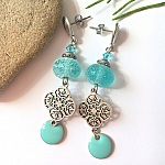 boucles d'oreille pendantes avec perle effet sucré bleu truquoise ciel en verre filé à la main