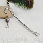 marque page argenté pendentif trefle porte bonheur et perle coccinelle faite à la main