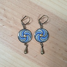 Boucles d'oreille pendantes enluminées spirale bleue