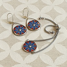Parure boucles d'oreille et bracelet enluminure rosace gothique argentée