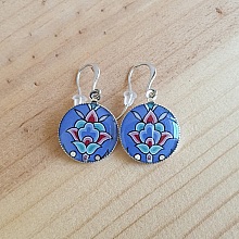 Boucles d'oreille pendantes enluminées fleur sur fond bleu
