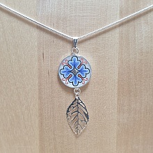 Collier pendentif motif végétal et feuille sur chaîne argentée