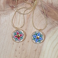 Collier pendentif printanier fleur rose ou bleue sur chaîne dorée