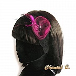 Bandeau cheveux dentelle noire fleur d'organza et plumes fushia 