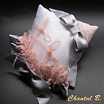 Ensemble coussin mariage romantique porte alliances et jarretière dentelle rose saumon 
