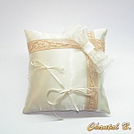 coussin romantique d'alliances vintage satin ivoire dentelle ancienne beige rosé ruban d'organza