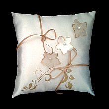 Coussin d'alliances ivoire arabesques or fleurs satin et organza