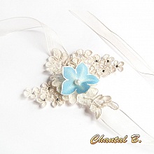 Bracelet dentelle ivoire fleur de soie bleue et strass manchette de mariage