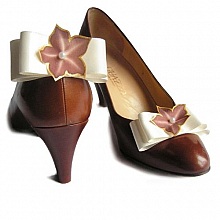 Décorations de chaussures mariée noeud satin ivoire et fleur de soie chocolat 