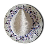 Un joli chapeau style Panama en paille enduite pour une meilleure protection