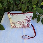 Pochette avec bandoulière en tissu toile de Jouy bordeaux et écru agrémentée d'un pompon