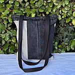 Sac à bandoulière en jean recyclé noir et gris avec empiècements.