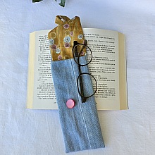 Étui souple à lunettes ,en jean, doublé de tissu coton imprimé. Éco-conçu.
