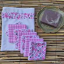 Lingettes démaquillantes lavables en coton bambou et tissu coton imprimé avec sa pochette de rangement coordonnée.
