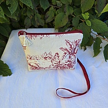 Pochette avec bandoulière en tissu toile de Jouy bordeaux et écru agrémentée d'un pompon