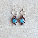 Boucles d'oreilles  en micro-macramé marron chocolat/bleu Etoile en verre de Murano