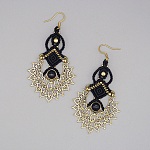Paire de boucles d'oreilles noires en micro-macramé avec un onyx noir