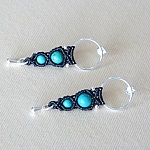 Paire de boucles d'oreilles  en micro-macramé noires avec crochet en argent et des perles turquoises