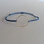 Bracelet fin en micro-macramé bleu canard avec un anneau en argent recouvert d'une finition dorée à l'or fin 24K
