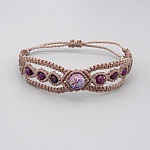 Bracelet en micro-macramé taupe avec une perle gemme jaspe impérial bleu violet