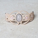 Bracelet en micro-macramé blanc cassé avec une pierre sertie quartz rose