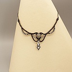Collier gris anthracite en micro-macramé  avec une labradorite sertie