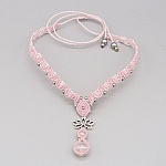 Collier rose en micro-macramé avec deux perles en quartz 