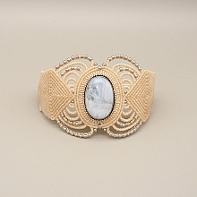 Bracelet en micro-macramé beige clair avec une agate sertie