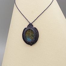 Collier gris foncé en micro-macramé avec une belle labradorite