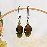 Boucles d'oreilles pendantes pétales en laiton naturel et perles gemme olivine