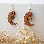 Boucles d'oreilles lunes en bois merisier pampilles gouttes dorées