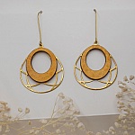 Boucles d'oreilles en bois ovales dorées sur pampille ajourée en laiton doré